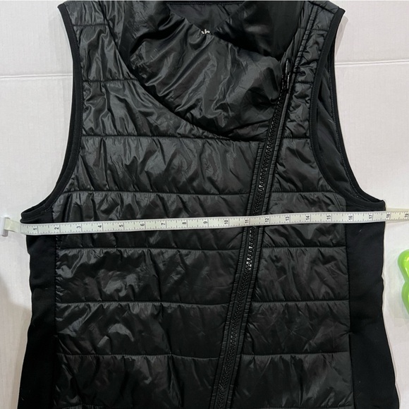 Reebok Asymetrical High Neck Puffer Vest in Black insulated zip pockets Medium - Picture 8 of 9
